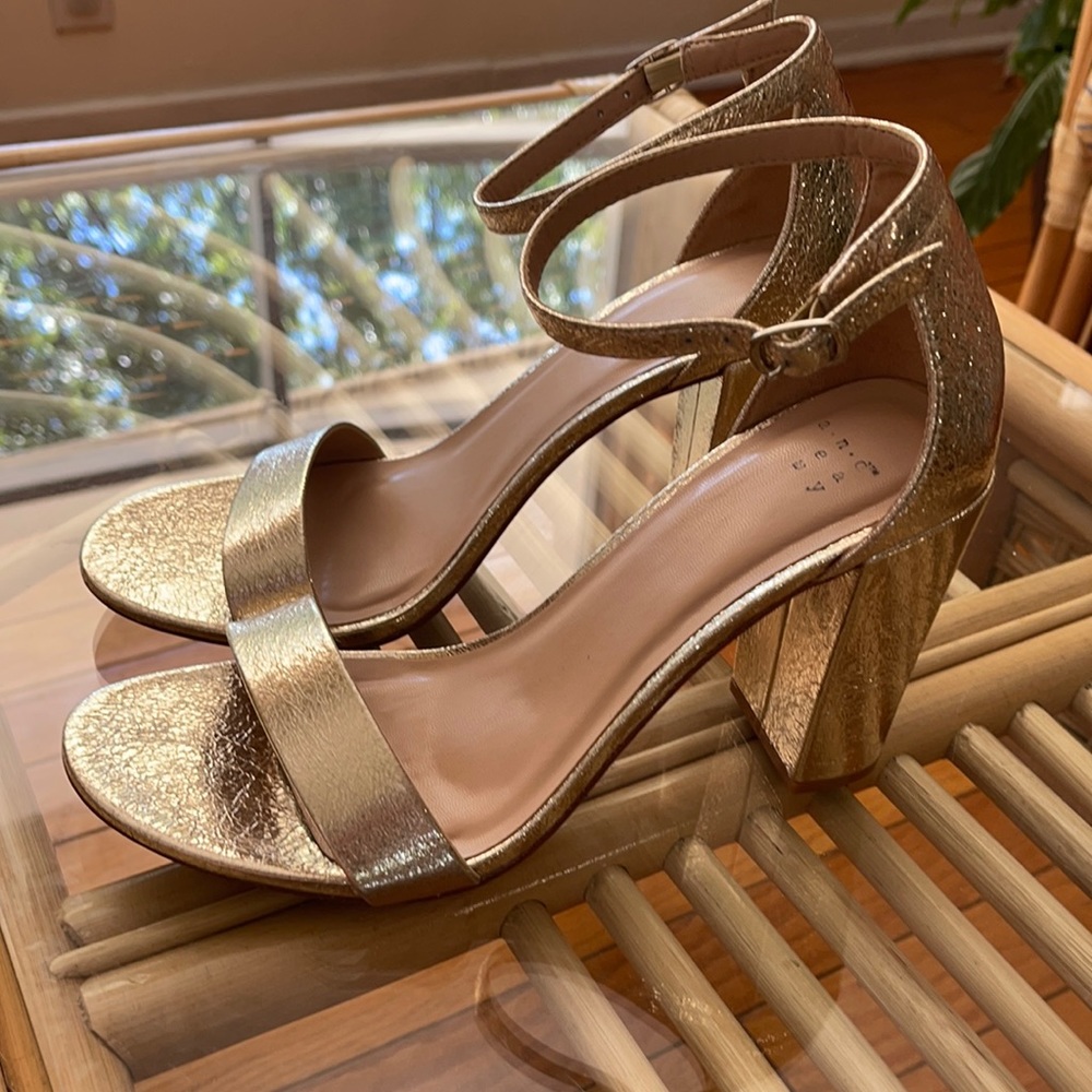 Metallic gold wedges